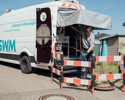 Nils Pawlik bei Arbeiten hinter dem SWM Kanalfahrzeug