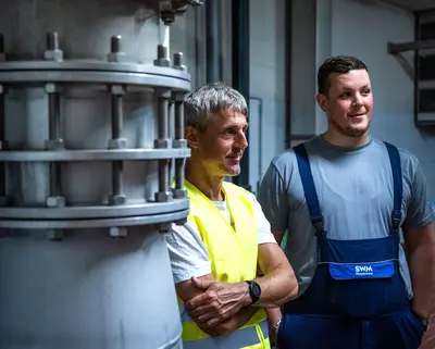 2 Mitarbeiter im Pumpwerk