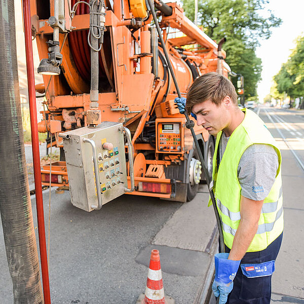 SWM Mitarbeiter bedient das SWM Kanalspülfahrzeug